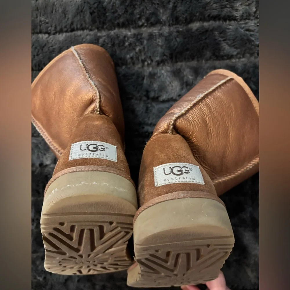 Ugg Classic Short in Metallic Bronze - Picture 5 of 6